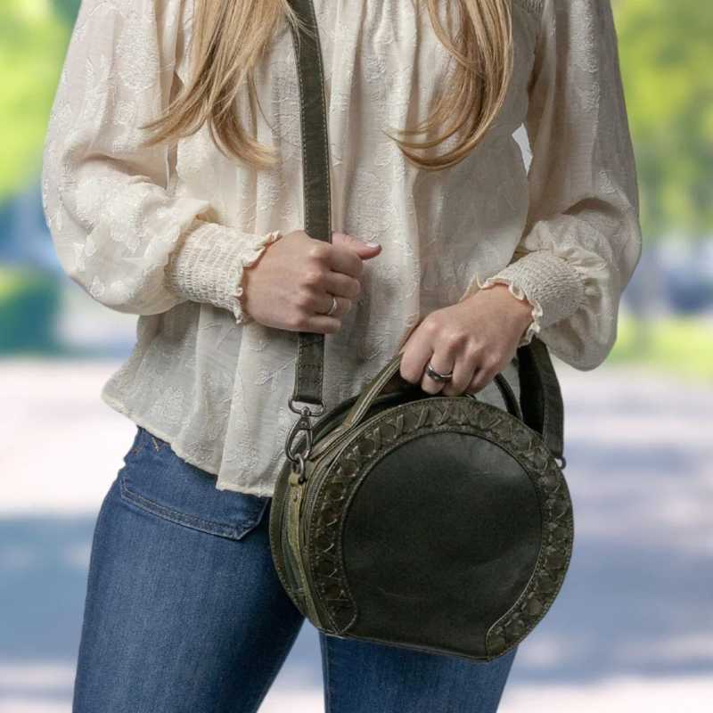 close-up-oaklee-conceal-carry-crossbody-ccw-purse