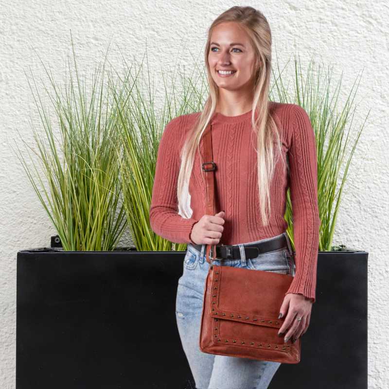 model-wearing-lockable-leather-concealed-carry-monroe-gun-purse-cognac